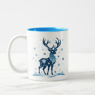Blaue Rentiersilhouette in einer verschneiten Weih Zweifarbige Tasse