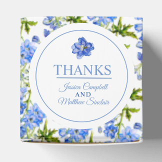 Blaue Ritterspornblumen auf weißem Dankeschön Geschenkschachtel