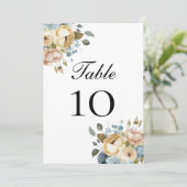 Blaue Rosa Creme Blumen Hochzeit Tischnummernkarte (Stehend Vorderseite)