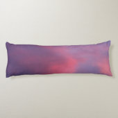 Blaue rosa Wolken Seitenschläferkissen (Rückseite)
