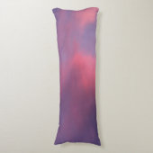 Blaue rosa Wolken Seitenschläferkissen (Vorderseite Vertikal)