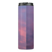 Blaue Rosa Wolken Thermosbecher (Rückseite)