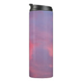 Blaue Rosa Wolken Thermosbecher (Nach rechts gedreht)