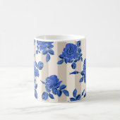 Blaue Rose auf gestreiften Untergründen Kaffeetasse (Mittel)