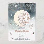 Blaue Rose Gold Glitzer über der Mond Babydusche Folieneinladung (Vorderseite)