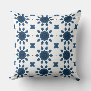 Blaue Rosen-Kaleidoskop-Muster auf weißen Kissen