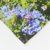 blaue Rosmarin-Blumen auf Grün Fleecedecke (Ecke)