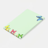 Blaue rote und gelbe Schmetterlinge auf hellgrün Post-it Klebezettel (angewinkelt)