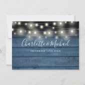 Blaue, rustikale Holz-String-Lichter Hochzeitsdeta Einladung (Rückseite)