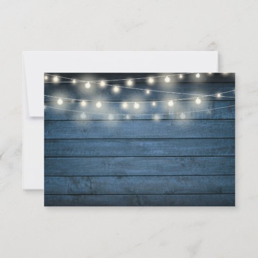 Blaue, rustikale Holzpaneele mit String Lights RSVP Karte (Rückseite)