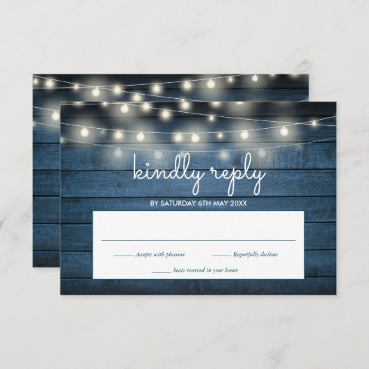Blaue, rustikale Holzpaneele mit String Lights RSVP Karte (Vorne/Hinten)