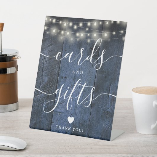 Blaue, rustikale Holzschnitte und Geschenke Sockelschild (In SItu)