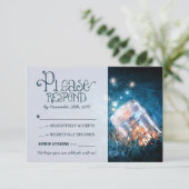 blaue rustikale Lichter auf Glas Hochzeit RSVP Karte (Stehend Vorderseite)