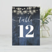 Blaue Rustikale Stallenholz-String-Tischnummern Einladung (Stehend Vorderseite)