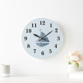 Blaue Sailboat Strip Preppy Large Clock Große Wanduhr (Zuhause)