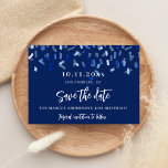 Blaue Save the Date Karte für die Geburtstagsparty<br><div class="desc">Eine elegante Save the Date-Karte für eine Geburtstagsfeier. Marineblau mit Konfetti dekoriert. Personalisieren und fügen Sie Datum und Name/Alter hinzu. Der Text: Save the Date ist mit einem großen angesagten,  handgeschriebenen Stilskript geschrieben.</div>