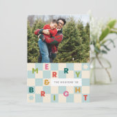 Blaue Schachbrett-Merry-&-Bright-Weihnachtskarte Einladung (Stehend Vorderseite)