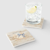 Blaue Schleife Glückliche Creme Sandkrabbe Steinuntersetzer (Seitenansicht)