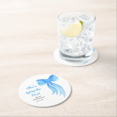 Blaue Schleife - Sie knüpft den Knoten - Brautpart Runder Pappuntersetzer (Vor Ort)