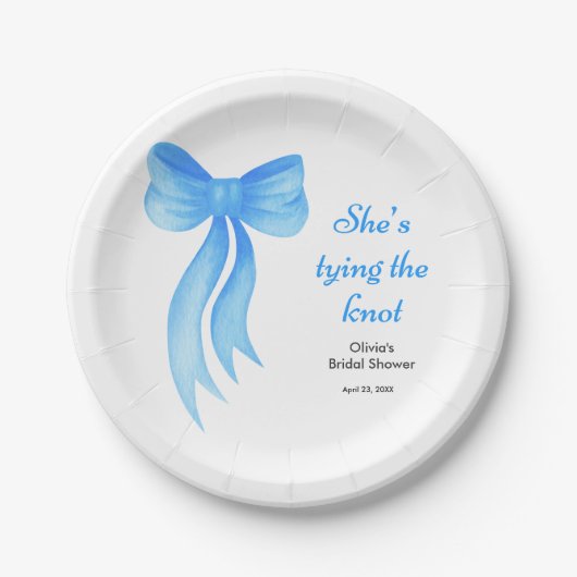 Blaue Schleife: Sie knüpft den Knoten - Junggesell Pappteller (Vorderseite)