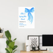 Blaue Schleife - Sie knüpft den Knoten Junggeselli Poster (Heimbüro)