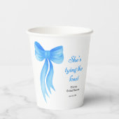 Blaue Schleife Sie knüpft den Knoten Junggesellinn Pappbecher (Rückseite)