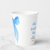 Blaue Schleife Sie knüpft den Knoten Junggesellinn Pappbecher (Links)