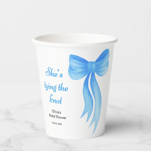 Blaue Schleife Sie knüpft den Knoten Junggesellinn Pappbecher (Vorderseite)