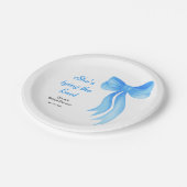 Blaue Schleife Sie knüpft den Knoten Junggesellinn Pappteller (Schrägansicht)