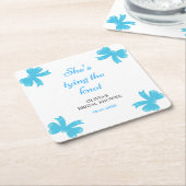 Blaue Schleife Sie knüpft den Knoten Junggesellinn Rechteckiger Pappuntersetzer (angewinkelt)