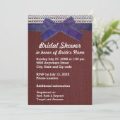 Blaue Schleife, Spitze, rotes Burlap-Brautparty Einladung (Stehend Vorderseite)