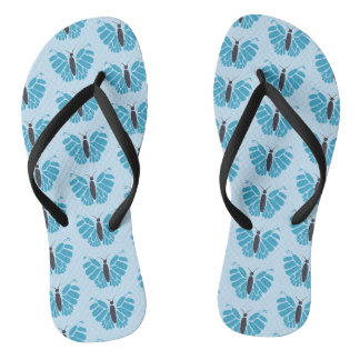 Blaue Schmetterlinge auf hellblauen Flip Flops Badesandalen