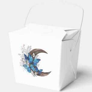 Blaue Schmetterlinge auf hölzernem Halbmond Geschenkschachtel