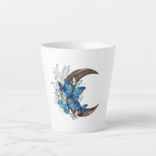 Blaue Schmetterlinge auf hölzernem Halbmond Milchtasse