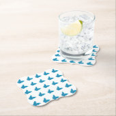 Blaue Schmetterlinge flatterndes Illustrationsmust Untersetzer (Vor Ort)