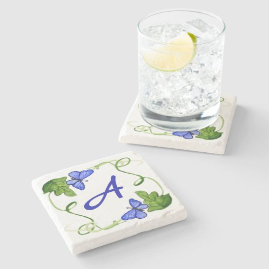 Blaue Schmetterlinge, grünes Leaf-Monogramm Steinuntersetzer (Seitenansicht)