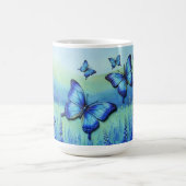 Blaue Schmetterlinge mit blauen Blumen, Kaffeetasse (Mittel)