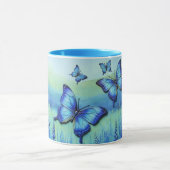 Blaue Schmetterlinge mit blauen Blumen, Tasse (Zentrum)