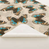 Blaue Schmetterlingsmuster auf weißem Boden Sherpadecke (3/4)