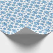 Blaue Schneeflocke auf Weiß mit Fischskala Geschenkpapier (Ecke)