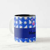 Blaue Schneeflockebäume des personalisierten Zweifarbige Tasse (Vorderseite Links)