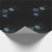 Blaue Schneeflocken auf schwarz Geschenkpapier (Ecke)