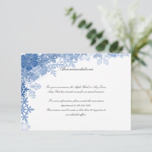Blaue Schneeflocken auf weißem Hochzeits-Einsatz Einladung (Stehend Vorderseite)