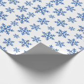 Blaue Schneeflocken Muster für Weihnachtsgeschenke Geschenkpapier (Ecke)