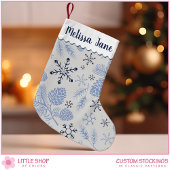 Blaue Schneeflocken Pinecones Anpassbare Monogramm Kleiner Weihnachtsstrumpf
