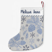 Blaue Schneeflocken Pinecones Anpassbare Monogramm Kleiner Weihnachtsstrumpf (Rückseite)