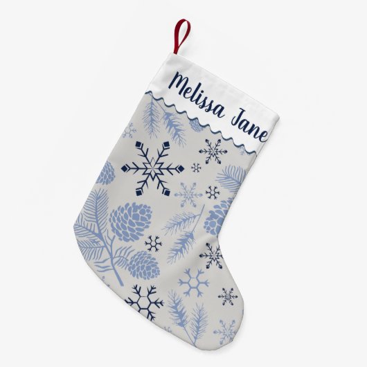 Blaue Schneeflocken Pinecones Anpassbare Monogramm Kleiner Weihnachtsstrumpf (Vorderansicht (hängend))