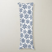 Blaue Schneeflocken Seitenschläferkissen (Vorderseite Vertikal)