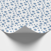 Blaue Schneeflocken Weihnachtswrapping Paper Geschenkpapier (Ecke)