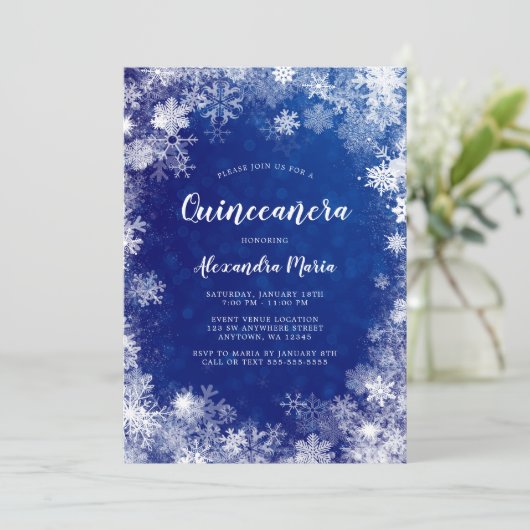Blaue Schneeflocken Winter Wonderland Quinceanera Einladung (Stehend Vorderseite)
